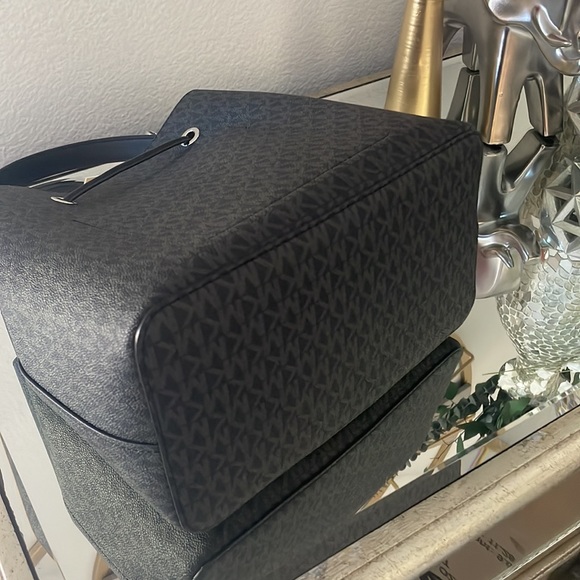 Michael Kors Large Bucket Messenger - Picture 10 of 10